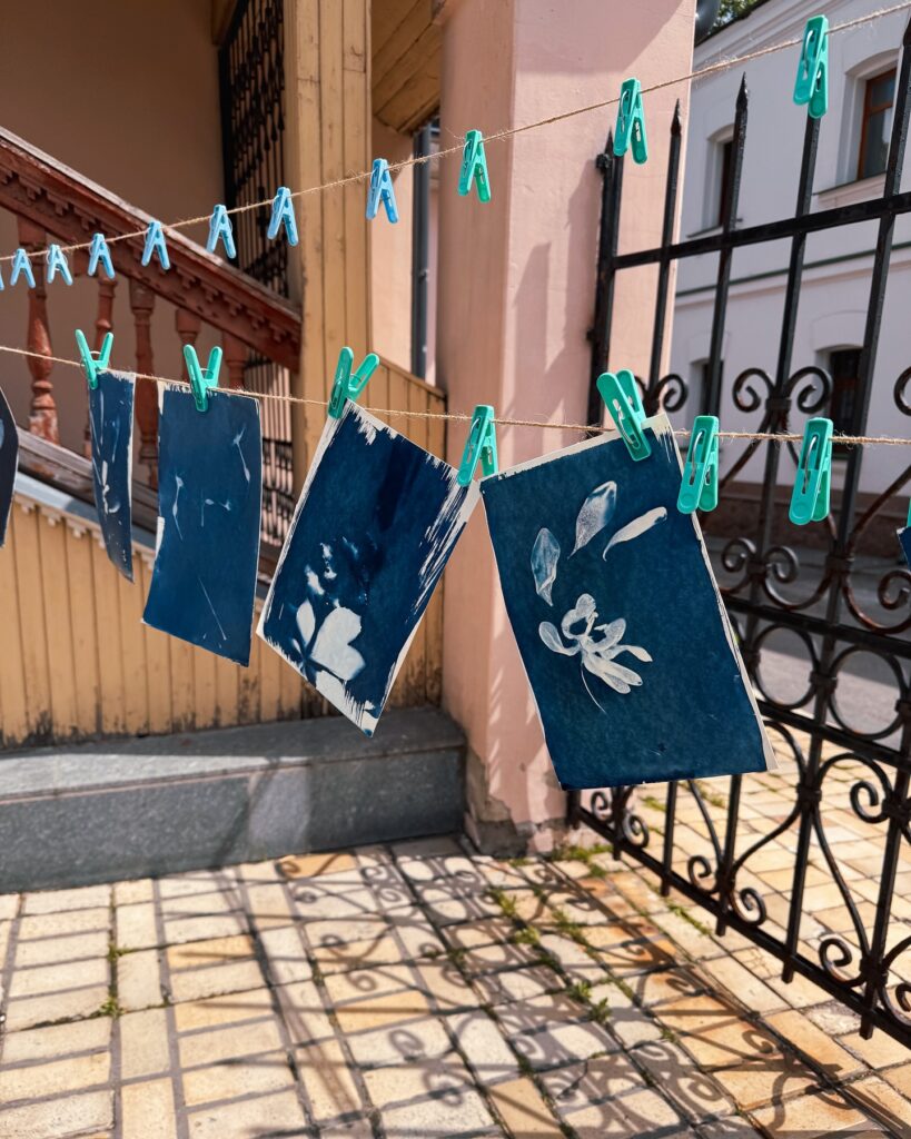 The cyanotype lecture and masterclass were held in an inspiring and creative environment. Thanks to the beautiful weather and the participants' great mood, the event was a success. For more information: